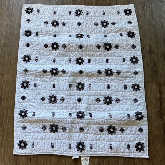 Nate Berkus for baby target black and white embroidered quilt - Picture 1 of 8